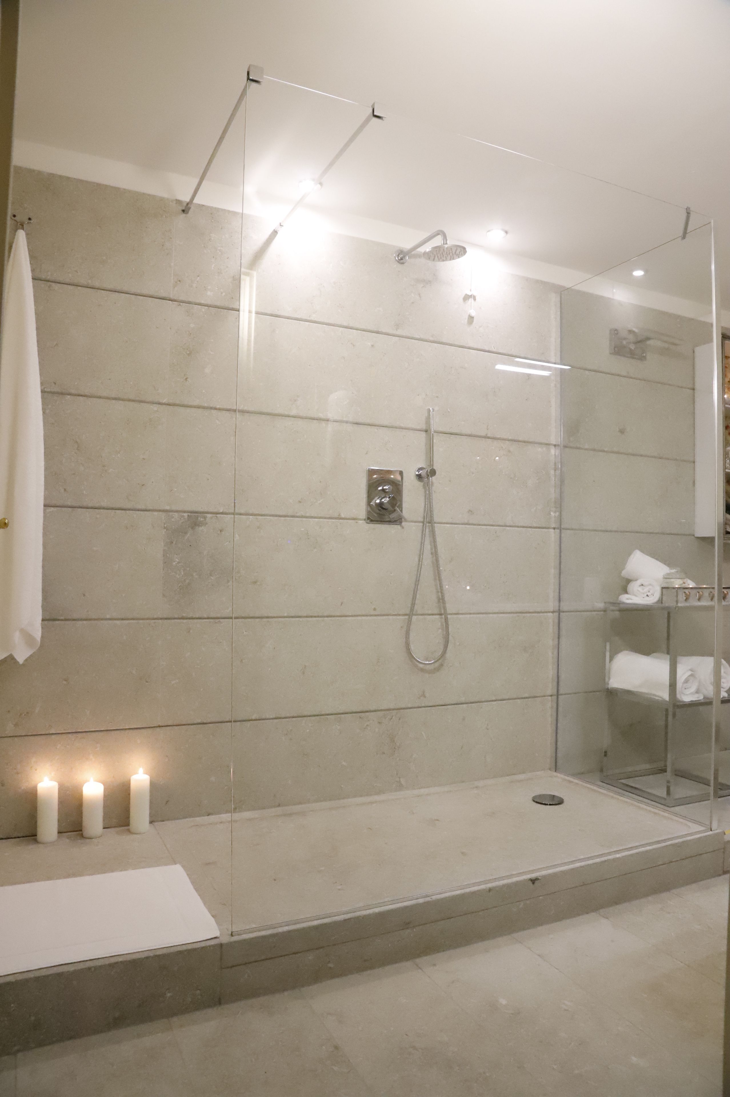 Shower, rainfall showerhead, free toiletries, hair dryer