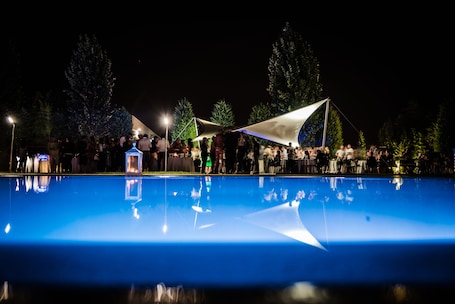 Una piscina al aire libre de temporada, sillones reclinables de piscina