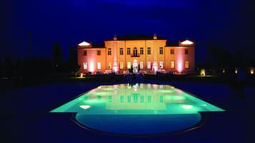 Sæsonbestemt udendørs pool, åben fra kl. 09.30 til kl. 19.30, liggestole