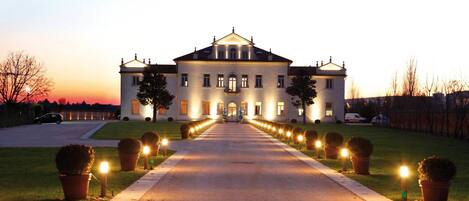 Fassade der Unterkunft – Abend/Nacht