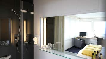 Habitación Deluxe doble, 1 cama de matrimonio | Baño | Artículos de higiene personal gratuitos, secador de pelo y toallas