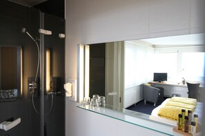 Deluxe Double Room, 1 Queen Bed | Bathroom | Free toiletries, hair dryer, towels - La Clef d'Or (Bursinel)