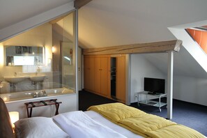 デラックス ダブルルーム クイーンベッド 1 台 | ミニバー、セーフティボックス (室内)、ベビーベッド (無料)、可動式ベッド