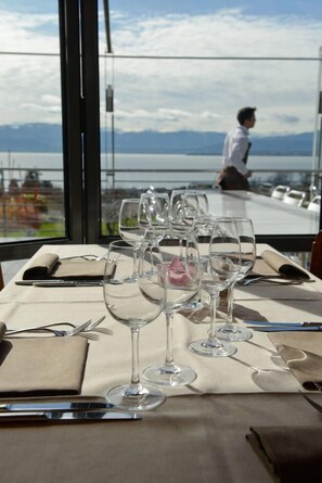 Breakfast, lunch, dinner served; local cuisine  - La Clef d'Or (Bursinel)