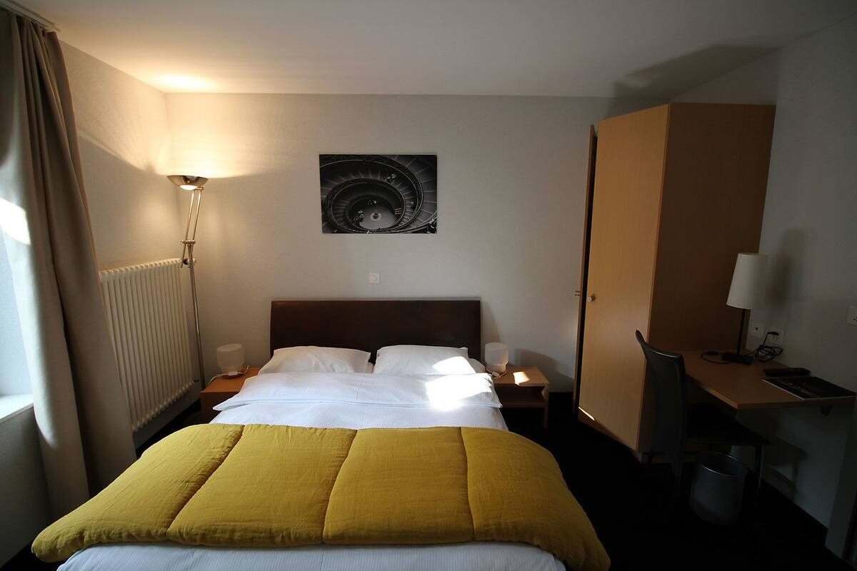 Quarto casal standard, 1 cama Queen | Frigobar, cofres nos quartos, berços grátis