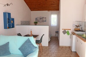 Studio, Terrace (Zephyr) | Living area | Flat-screen TV, table tennis, books - Villa Colibri (Lorgues)