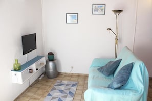Studio, Terrace (Zephyr) | Living area | Flat-screen TV, table tennis, books - Villa Colibri (Lorgues)