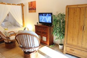 Studio, Terrace (Pinede) | Individually decorated, individually furnished, soundproofing - Villa Colibri (Lorgues)