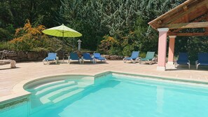 A pool area with lounge chairs and a pergola. - Villa Colibri (Lorgues)