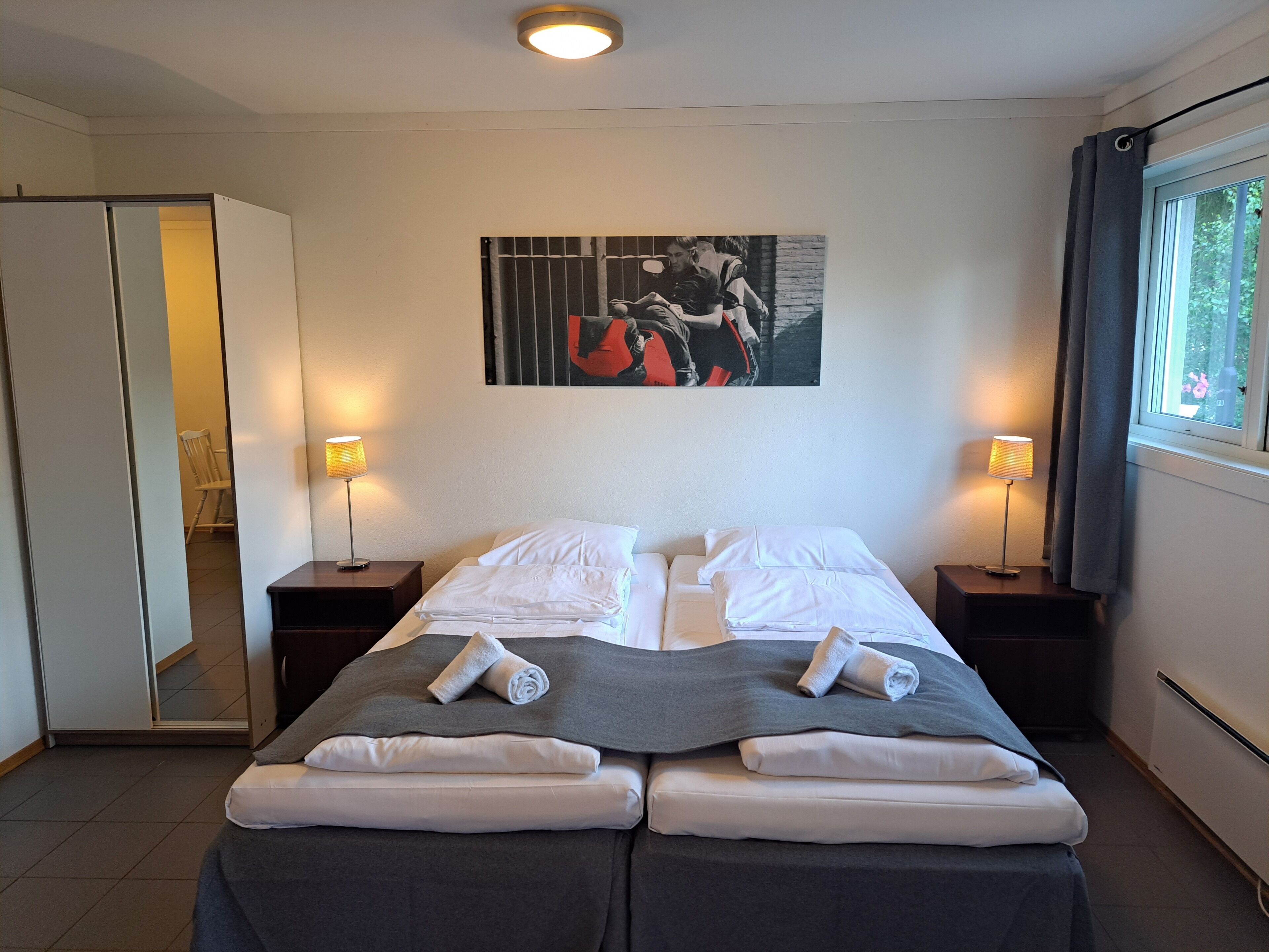 Estudi clàssic, 2 llits individuals | Matalassos amb encoixinament addicional i escriptori 