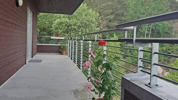 Pillowtop-Betten, Schreibtisch, schallisolierte Zimmer, kostenloses WLAN