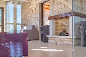 Villa, accessible aux personnes à mobilité réduite, vue sur la mer | Aire de séjour | Téléviseur connecté, table de ping-pong