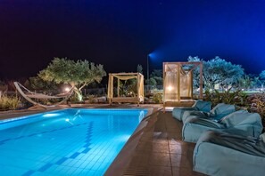 Piscine extérieure, piscine chauffée, parasols, chaises longues