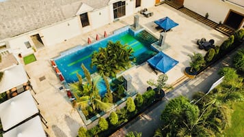 Piscine extérieure, accès possible de 9 h à 18 h, parasols