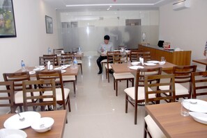 Breakfast, lunch and dinner served - Ocean Suites Hotel (Mumbai)