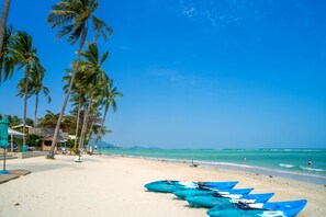 Plage, sable blanc, chaises longues, parasols