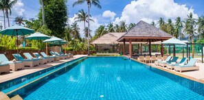 3 สระว่ายน้ำกลางแจ้ง, ร่มริมสระว่ายน้ำ, เก้าอี้อาบแดดริมสระ