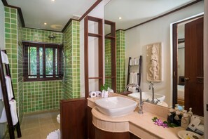 Separate tub and shower, deep soaking tub, free toiletries, hair dryer