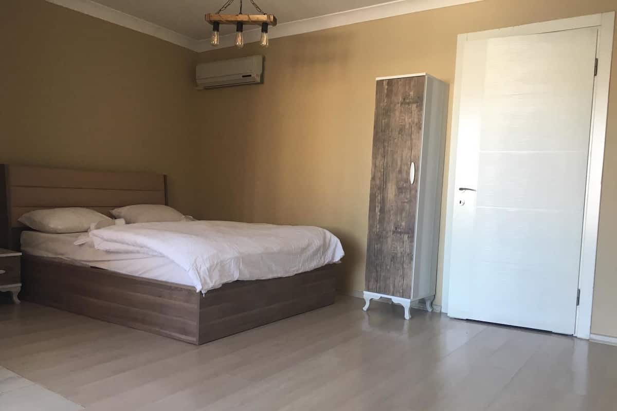 Escritorio, insonorización, wifi gratis y ropa de cama
