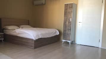 Desk, soundproofing, free WiFi, bed sheets