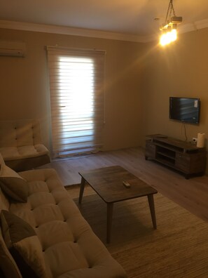 Suite Klasik, 1 kamar tidur | Area keluarga | TV LCD