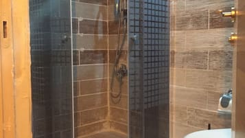 Kostenlose Toilettenartikel, Haartrockner, Hausschuhe, Handtücher