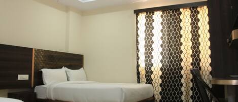 1 bedroom, Egyptian cotton sheets, premium bedding, desk