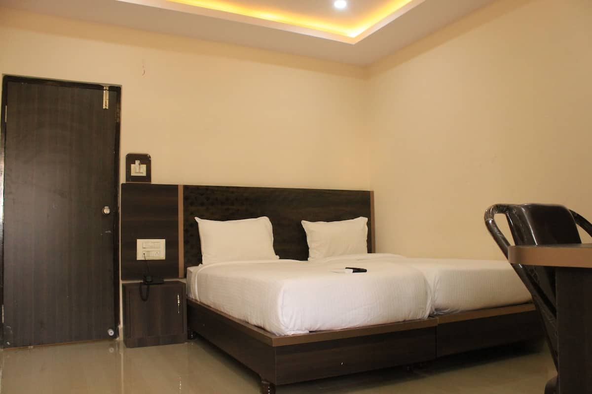 1 bedroom, Egyptian cotton sheets, premium bedding, desk