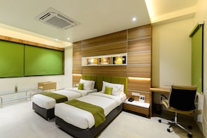 1 Schlafzimmer, hochwertige Bettwaren, Zimmersafe, Schreibtisch