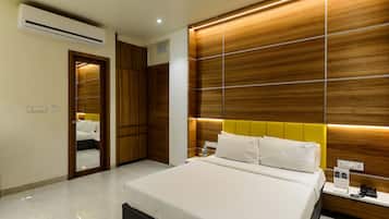 Ropa de cama de alta calidad y caja de seguridad en la habitación