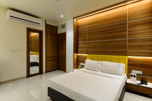 1 bedroom, premium bedding, in-room safe, desk