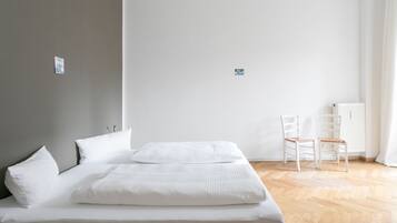 Departamento, Terraza | Escritorio, cortinas blackout y tabla de planchar con plancha