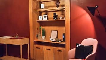 Tabla de planchar con plancha, wifi gratis y ropa de cama
