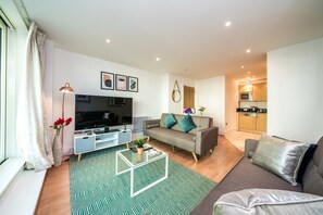 City Apartment, 2 Bedrooms, River View | Living area | Smart TV, Netflix - Flagstaff House (London)