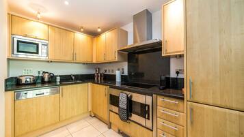 City Apartment, 2 Bedrooms, River View | Private kitchen | Full-size fridge, microwave, oven, stovetop