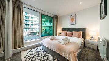 City Apartment, 2 Bedrooms, River View | 2 bedrooms, premium bedding, iron/ironing board, cribs/infant beds