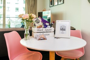 City Apartment, 2 Bedrooms, River View | Living area | Smart TV, Netflix - Flagstaff House (London)