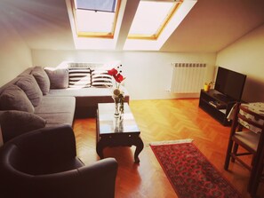 Apartment (4+1) | Wohnzimmer | Flachbildfernseher