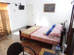 Quarto luxo, 1 cama de casal, vista para o jardim | 1 quarto, cofres nos quartos, escrivaninha