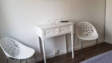 Kamar Double Standar | Didekorasi berbeda-beda dan dilengkapi dengan perabotan berbeda-beda