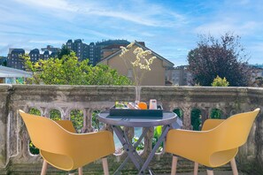 Blackout drapes, soundproofing, free WiFi, bed sheets