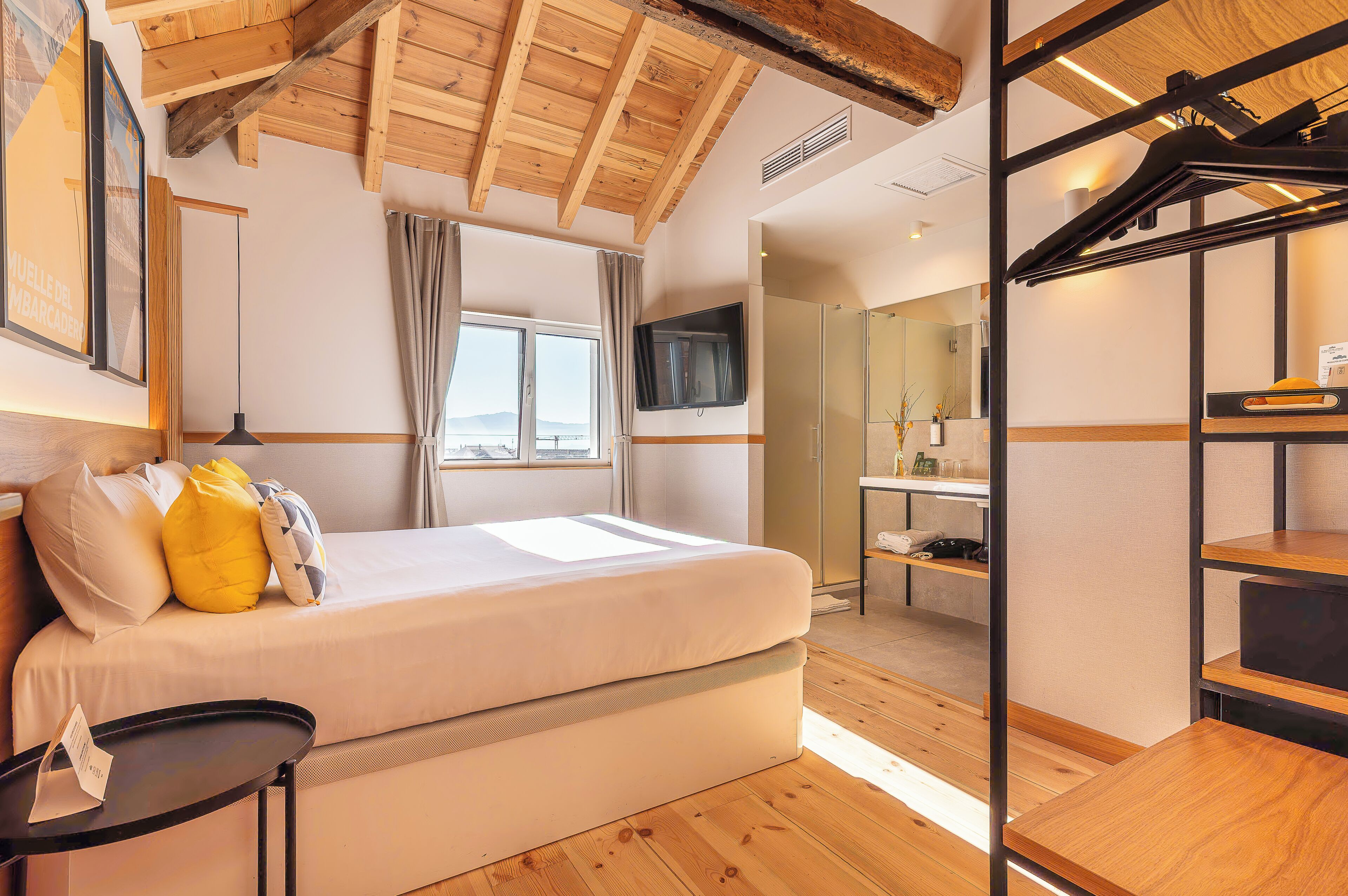 遮光カーテン、防音設備、WiFi (無料)、ベッドシーツ