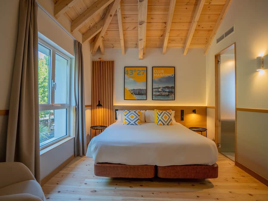 Cortinas opacas, sistema de insonorización, wifi gratis y ropa de cama