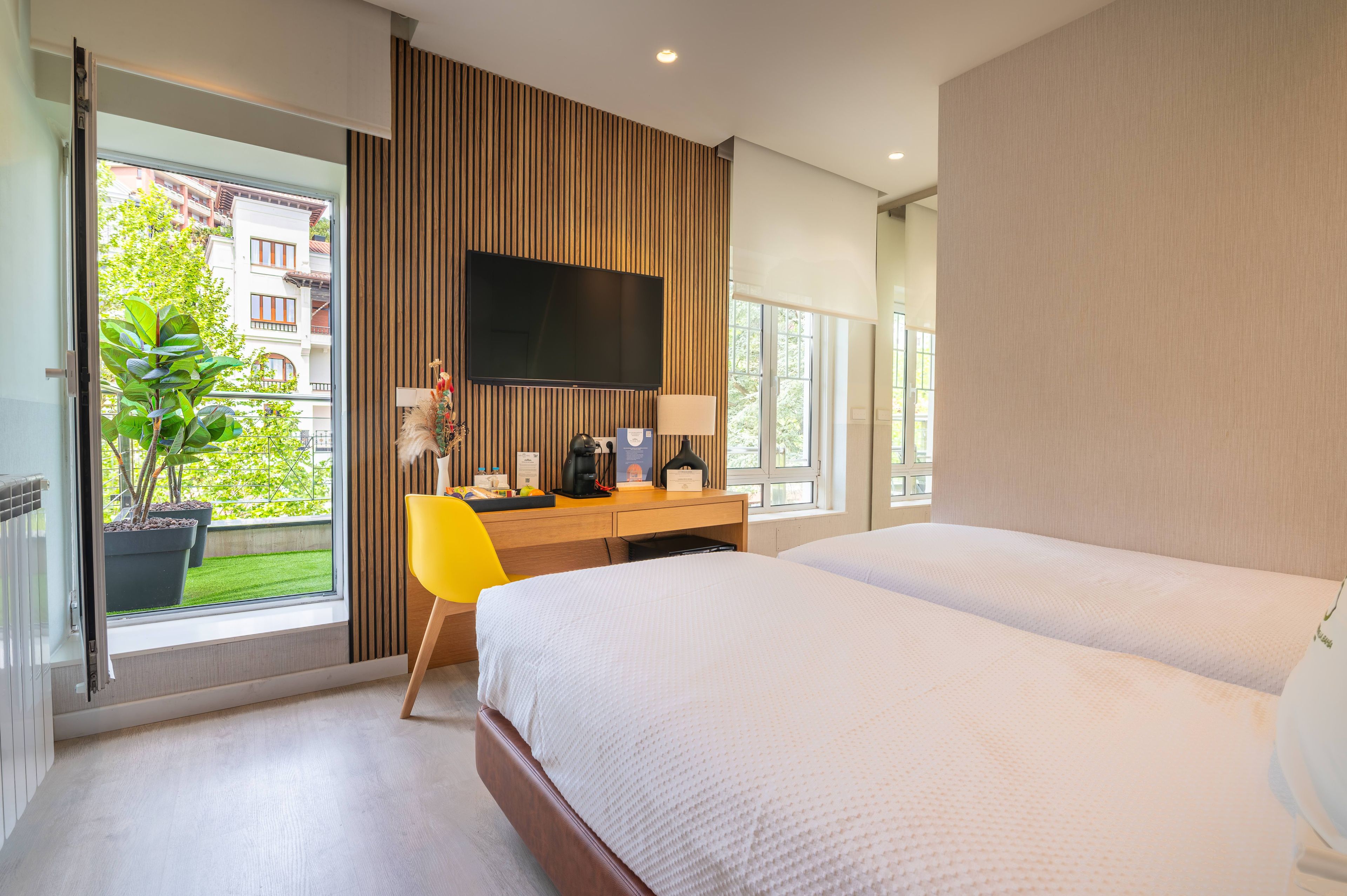 Cortinas opacas, sistema de insonorización, wifi gratis y ropa de cama