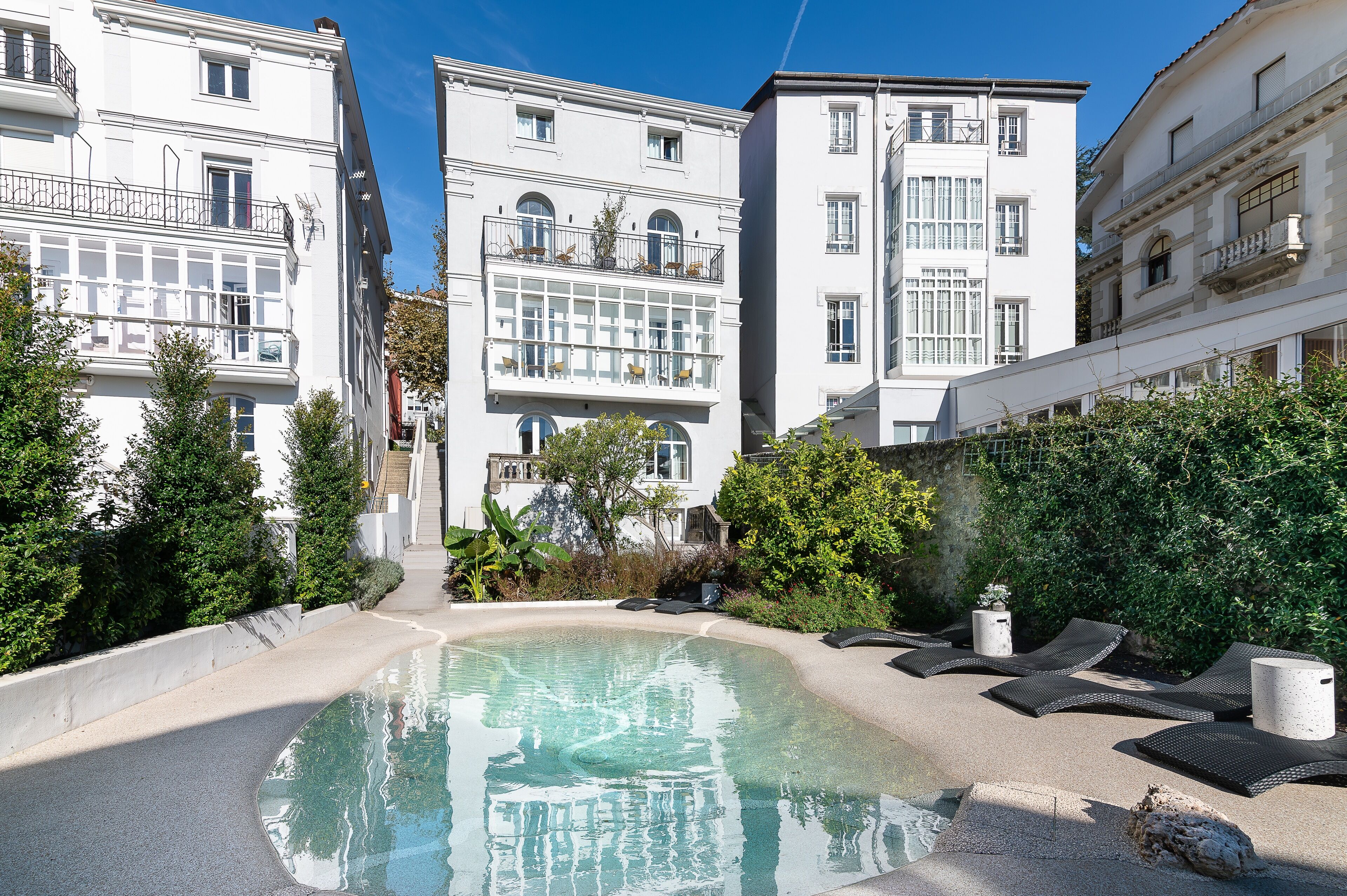 ستائر تعتيم وتجهيزات عازلة للصوت وواي فاي مجانًا وملاءات أسرّة