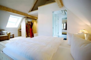 In-room safe, free WiFi, bed sheets