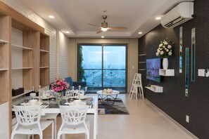 Deluxe-lejlighed - 2 queensize-senge - køkken - byudsigt | Spisning på værelset