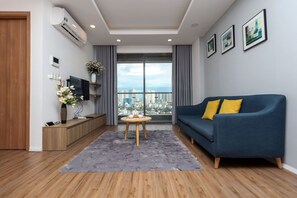 Departamento Deluxe, 2 camas Queen size, cocina, vista a la ciudad | Sala de estar | Smart TV 