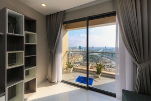 Lejlighed - 2 soveværelser - byudsigt (A2 14.07) | Opholdsområde | Smart-tv