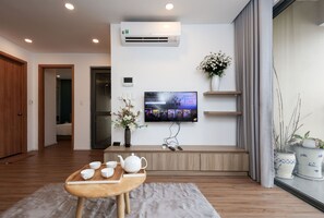 Apartamento Deluxe, 2 camas de matrimonio, cocina, vistas a la ciudad | Zona de estar | Una Smart TV